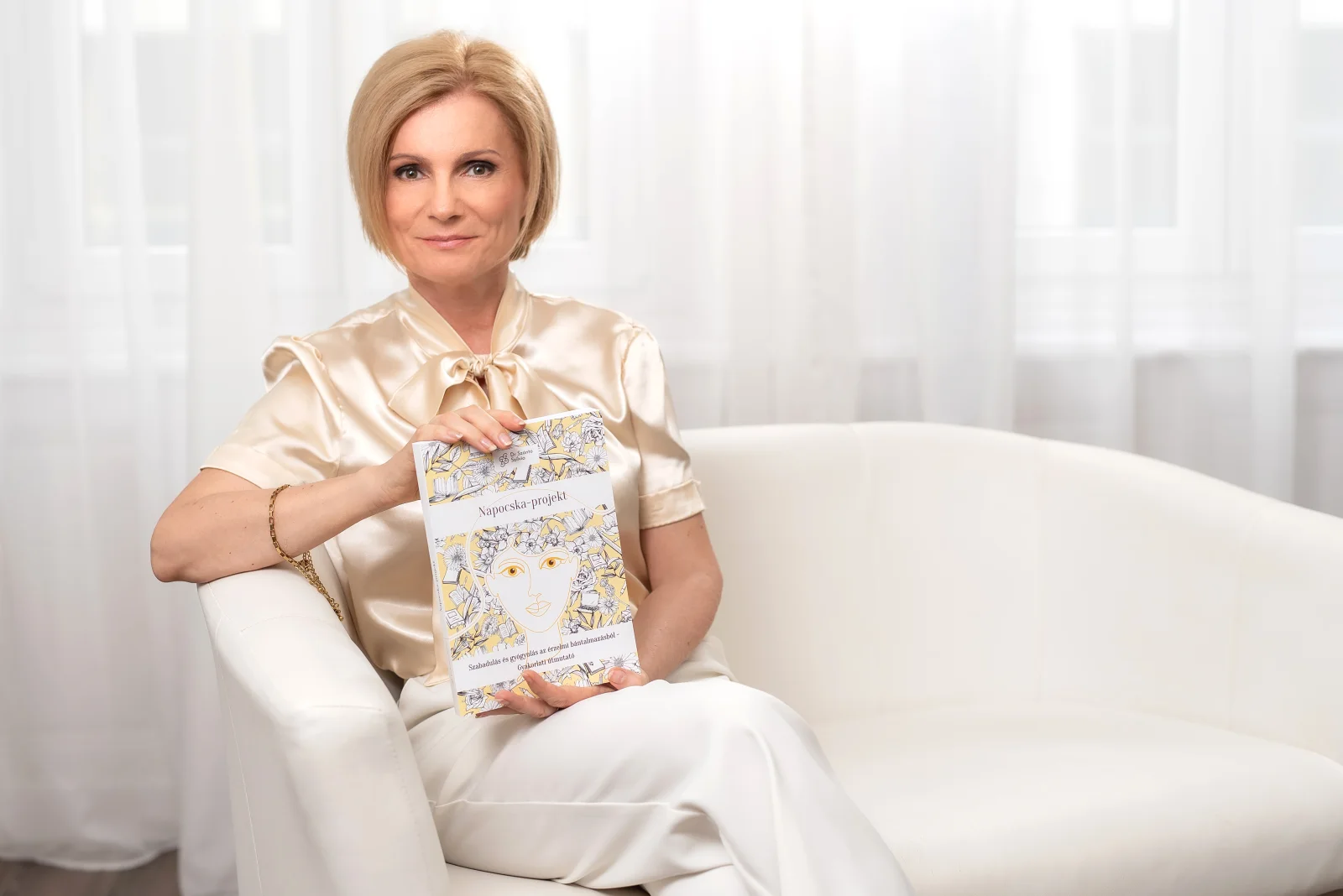 Dr. Szántó Szilvia a Napocska-projekt című könyvvel